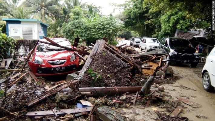 Theo giới chức Indonesia, nguyên nhân trận sóng thần Indonesia vừa qua không phải do động đất mà có thể là do thủy triều dâng bất thường vào thời điểm trăng non và lở đất dưới đáy biển sau khi núi lửa phun trào tại đảo Anak Krakatoa. Ảnh: CNN.