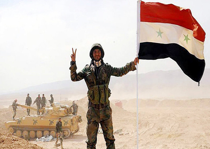Theo hãng Fars (Iran), cũng trong ngày 30/12, Quân đội Syria đã điều động thêm binh sĩ và trang thiết bị quân sự tới thành phố Manbij, Aleppo, khi Ankara khẳng định đang chuẩn bị mở cuộc tấn công lớn nhằm vào người Kurd trên bờ đông sông Euphrates, trong đó có Manbij. Ảnh: Sputnik.