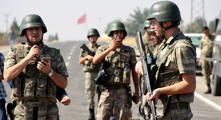 Sau các cuộc đàm phán gần đây giữa Nga và Thổ Nhĩ Kỳ liên quan đến tình hình tại Syria, Ankara vẫn không tin rằng lực lượng dân quân người Kurd (YPG) đã rút khỏi Manbij. Chính vì vậy, Quân đội Thổ Nhĩ Kỳ và các tay súng phiến quân đồng minh tiếp tục duy trì các hoạt động ở khu vực phía bắc thành phố Manbij. Ảnh: Al Monitor.