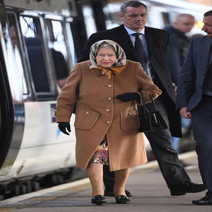 Trước đó, ngày 19/12, Nữ hoàng Elizabeth II đã chủ trì một bữa tiệc Giáng sinh truyền thống tại Cung điện Buckingham với sự tham dự của khoảng 50 thành viên gia đình Hoàng gia. Ảnh: The Sun.