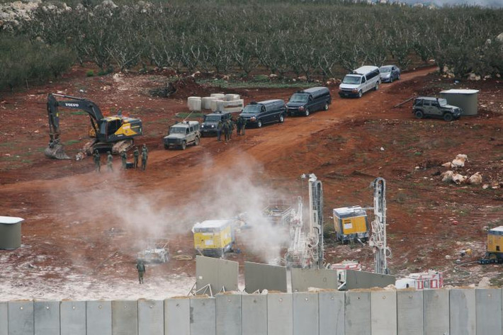 Bức ảnh chụp các binh sĩ Israel tham gia quá trình phá huỷ đường hầm nhìn từ ngôi làng Kfar Kila, miền nam Lebanon, ngày 5/12.