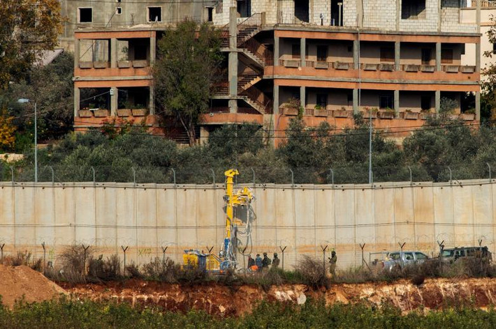 Các binh sĩ Israel và máy móc tập trung gần khu vực biên giới với Lebanon ngày 4/12.