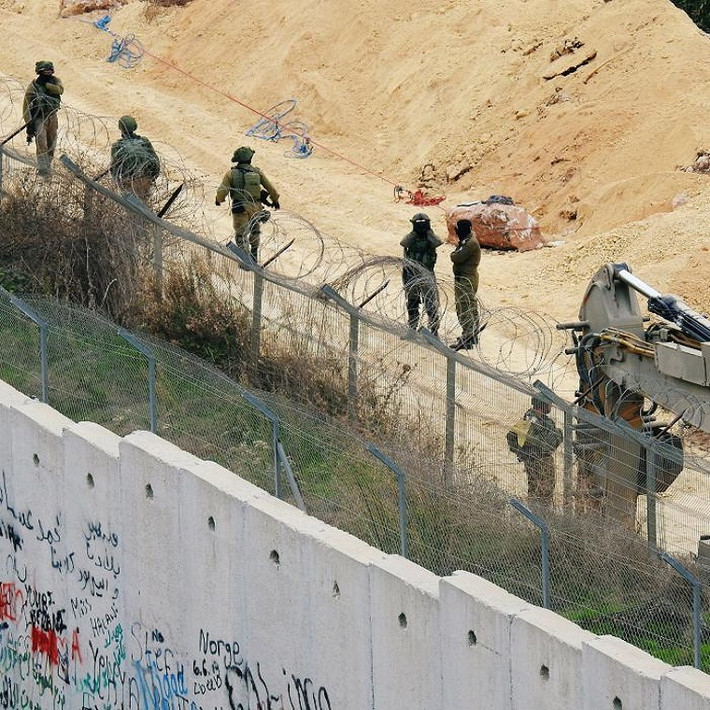 Lực lượng an ninh Israel đứng gần hàng rào biên giới nhìn từ phía làng Kfar Kila ở Nam Lebanon ngày 4/12.