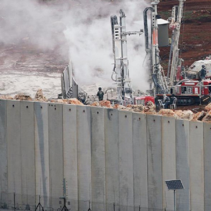 Các phương tiện Israel nhìn từ ngôi làng Kfar Kila, Nam Lebanon, ngày 4/12.