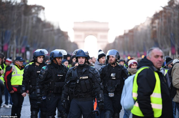 Trước đó, giới chức trách Pháp quyết định triển khai thêm 8.000 cảnh sát ở thủ đô Paris và 89.000 cảnh sát trên toàn quốc để đảm bảo an ninh khi có thông tin những người biểu tình dự kiến tập trung tại Điện Elysee, Paris, ngày 8/12. Ảnh: Getty.