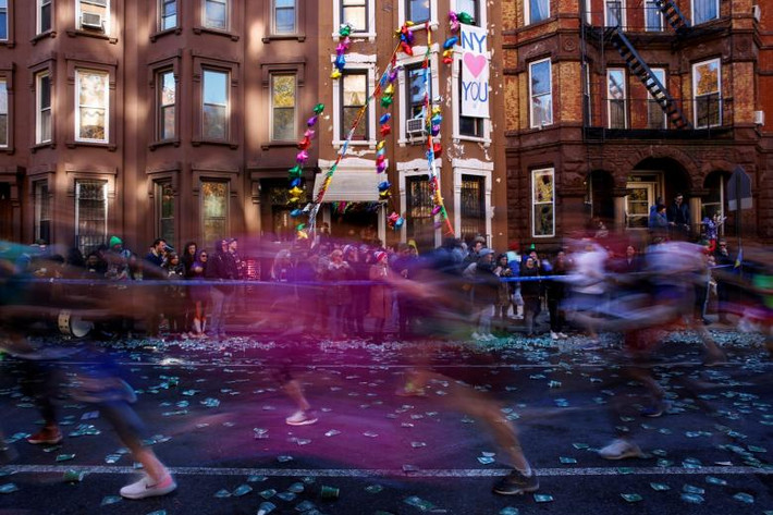 Khoảnh khắc ấn tượng được ghi lại khi các vận động viên tham gia cuộc thi chạy Marathon ở Brooklyn, thành phố New York, ngày 4/11.