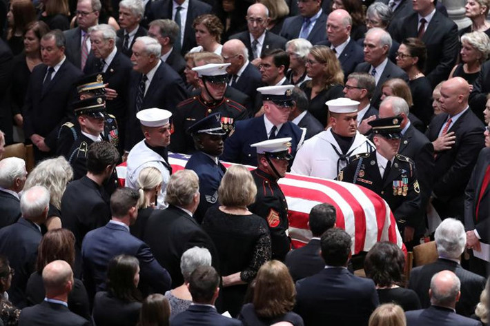 Lễ an táng cố Thượng nghị sĩ John McCain đã diễn ra tại nghĩa trang trong khuôn viên trường Học viện Hải quân Mỹ ở thành phố Annapolis, bang Maryland, ngày 2/9 (giờ địa phương).