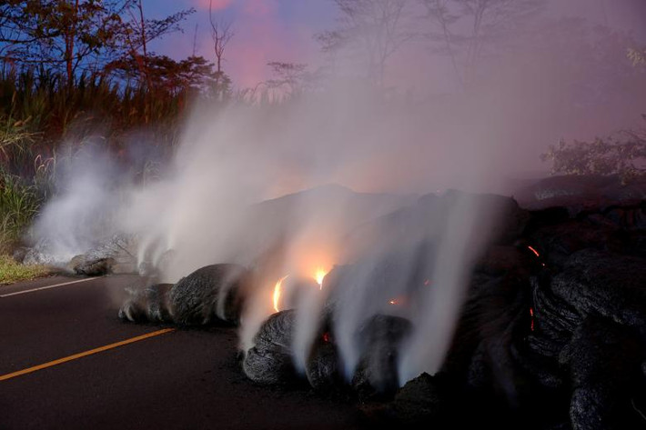 Dung nham của núi lửa Kilauea “xâm chiếm” con đường Pohoiki gần cao tốc 132, gần Pahoa, bang Hawaii, ngày 28/5.