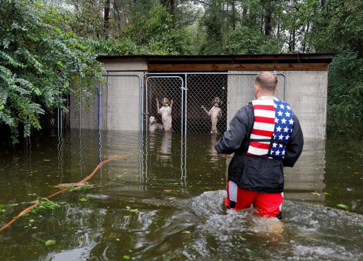 Cảnh ngập lụt kinh hoàng ở Leland, Bắc Carolina, ngày 16/9 sau khi siêu bão Florence "càn quét" nơi này.