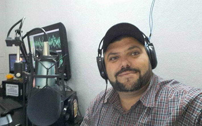 Jefferson Pureza Lopes (1979-2018) là một phóng viên của đài Radio Beria Rio FM của Brazil. Anh đã công khai chỉ trích những chính trị gia địa phương và viết về nạn tham nhũng. Lopes bị bắn chết trong phòng khách nhà riêng của mình hôm 17/1/2018. Tuy nhiên, không ai bị buộc tội trong cái chết của nhà báo này. Ảnh: G1.