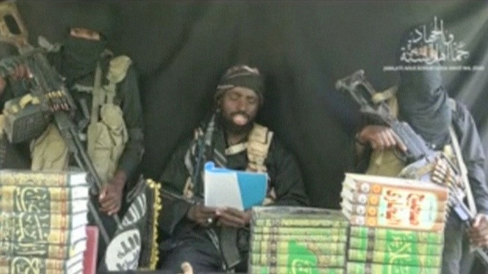 Một người được cho là thủ lĩnh của ISWAP, Abu Musab al-Barnawi, tuyên bố Shekau đã chết hôm 18/5 sau khi tự kích hoạt một thiết bị nổ khi bị các tay súng ISWAP truy đuổi trong trận giao chiến. Ảnh: Sky.