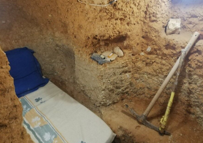 Hầm ngầm có cầu thang, hệ thống âm thanh, ánh sáng, lò sưởi, lò nướng, giường đơn, wifi...