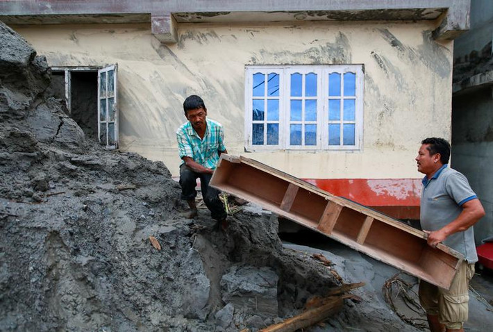 Một số đồ đạc được đưa ra khỏi ngôi nhà bị ngập ở Nepal.