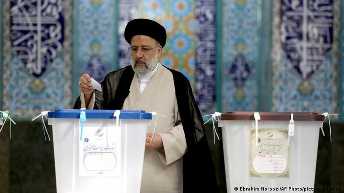 Seyyed Ebrahim Raisi khi đó cùng lúc làm việc tại hai thành phố cách xa nhau hơn 300 km. Sau 4 tháng, ông được bổ nhiệm làm Công tố viên tỉnh Hamadan. Ảnh: AP.