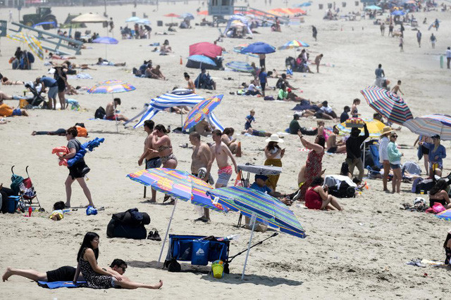 Nhiều người đổ xô đến bãi biển Santa Monica vào ngày 16/6 để giải nhiệt. Ảnh: AP.