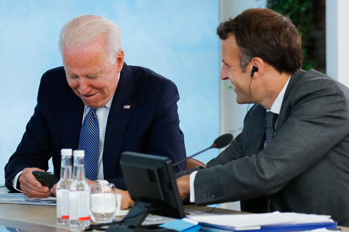 Ngày 11/6, Nhà Trắng cho biết Tổng thống Mỹ Joe Biden đã có cuộc gặp nhanh với Tổng thống Pháp Emmanuel Macron bên lề Hội nghị G7. Hai nhà lãnh đạo đã thảo luận về một loạt vấn đề song phương và khu vực, bao gồm đại dịch COVID-19 và các nỗ lực chống khủng bố ở Sahel, đồng thời khẳng định tầm quan trọng của quan hệ đối tác Mỹ-Pháp và liên minh xuyên Đại Tây Dương.