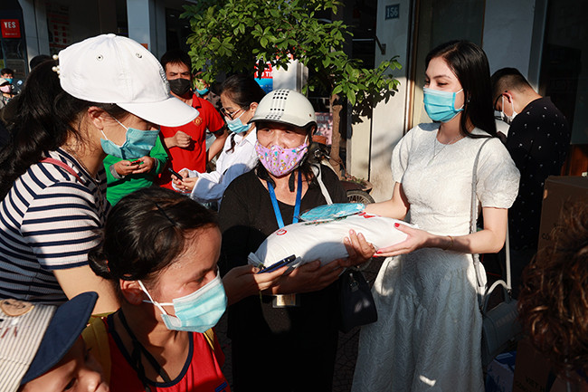 Mỗi suất quà có 10kg gạo và 200.000 đồng.