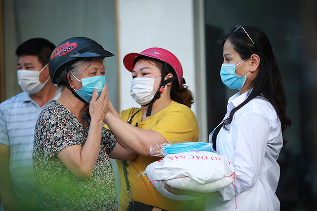 Mọi người đều phải đeo khẩu trang theo quy định phòng chống dịch.