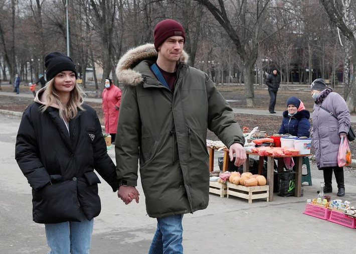 Trong ngày Lễ Tình nhân 14/2/2021, cặp đôi người Ukraine Viktoria Pustovitova (28 tuổi) và anh Alexander Kudlay (33 tuổi) đã quyết định dùng dây xích để xích cổ tay hai người lại như một thử thách tình yêu. (Nguồn ảnh: Reuters)