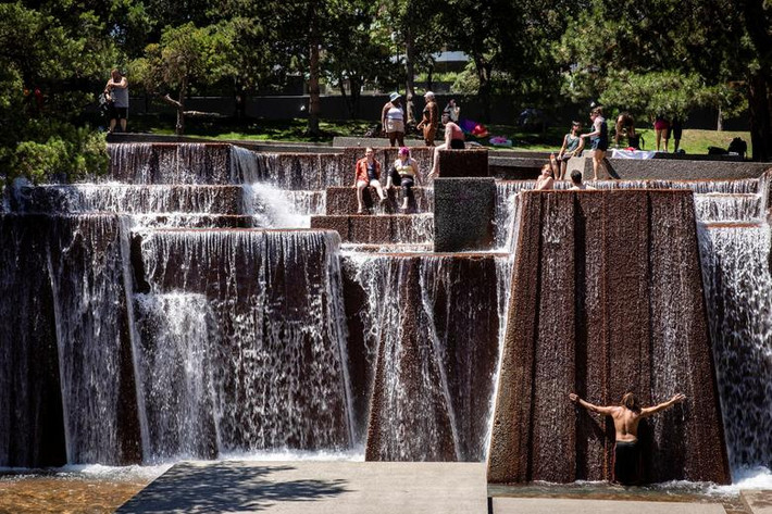 Mọi người đổ xô đến một đài phun nước công cộng ở Portland ngày 27/6.
