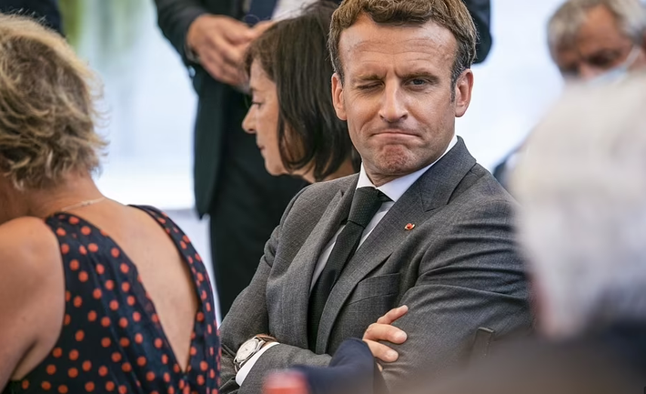Điện Elysee cho biết, Tổng thống Macron không bị thương. Ảnh: Daily Mail.
