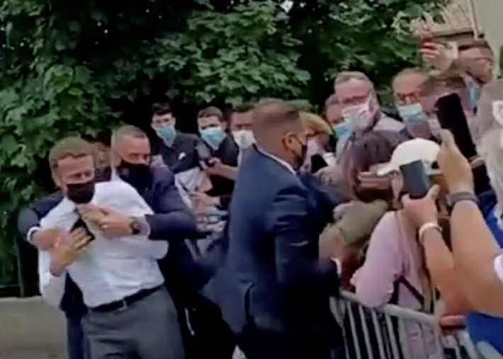 Các nhân viên an ninh nhanh chóng can thiệp, Tổng thống Macron được đưa đi, còn kẻ tấn công bị khống chế và bắt giữ. Liên quan đến vụ việc, một người đàn ông khác cũng bị bắt. Ảnh: MM.
