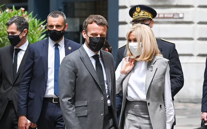 Tổng thống Macron gọi vụ việc vừa qua là sự cố hy hữu và kêu gọi không phóng đại, đồng thời khẳng định ông sẽ tiếp tục gặp gỡ người dân Pháp. Ảnh: Daily Mail.