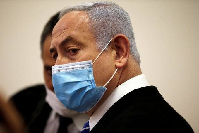 Tiếp đến, vào tháng 2/2021, Tòa án quận Jerusalem đã điều trần ông Netanyahu với các tội danh nhận hối lộ, gian lận và vi phạm ủy thác liên quan đến 3 cuộc điều tra kéo dài. Có mặt tại phiên tòa, ông Netanyahu tiếp tục phủ nhận mọi cáo buộc. Ảnh: Reuters.