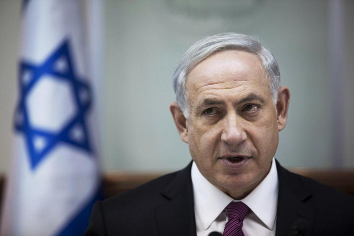 Hai tháng sau, phiên tòa xét xử nhà lãnh đạo Israel được nối lại vào ngày 5/4 vừa qua. Thủ tướng Netanyahu xuất hiện tại Tòa án quận Jerusalem theo lệnh của các thẩm phán, đối mặt với các cáo buộc nhận hối lộ, gian lận và thiếu trách nhiệm. Ảnh: Reuters.