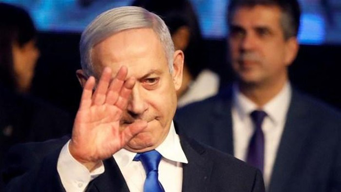 Xuất hiện tại phiên tòa xét xử đầu tiên này, ông Netanyahu phủ nhận mọi cáo buộc. Thủ tướng Israel gọi việc truy tố ông là "cuộc săn phù thủy chính trị". Ảnh: Reuters.