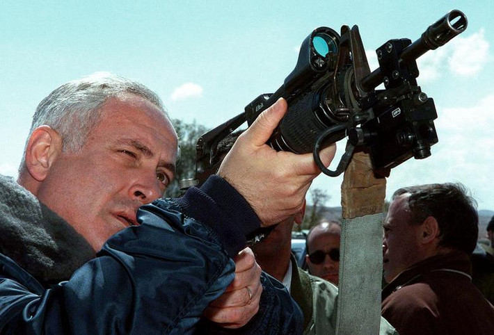 Thủ tướng Benjamin Netanyahu trong chuyến thăm trường đào tạo sĩ quan quân đội ở miền nam Israel ngày 4/3/1997.