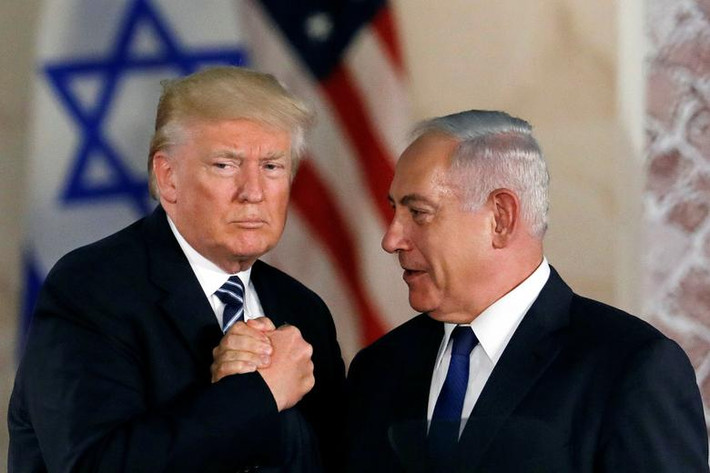 Thủ tướng Israel Benjamin Netanyahu (phải) bắt tay Tổng thống Mỹ khi đó là ông Donald Trump sau bài phát biểu của ông Trump tại Bảo tàng Israel ở Jerusalem vào ngày 23/5/2017. (Nguồn ảnh: Reuters)