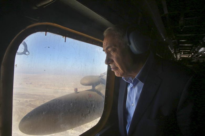 Thủ tướng Israel nhìn ra ngoài qua cửa sổ một chiếc máy bay quân sự khi ông đang trên đường tới thăm hàng rào biên giới giữa Israel và Jordan, ở miền nam Israel ngày 9/2/2016.