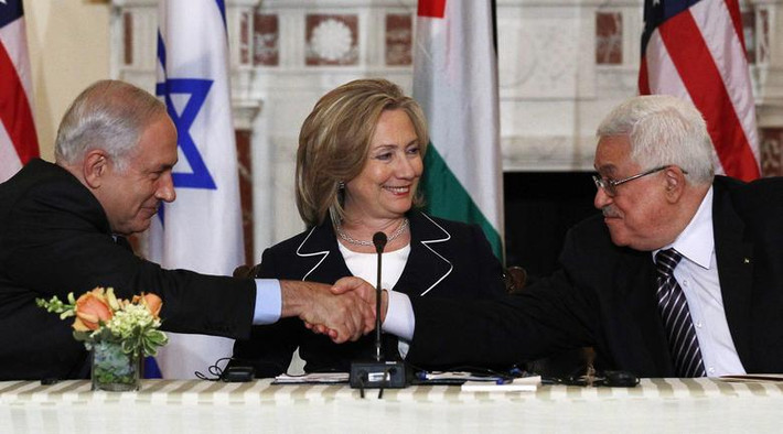 Thủ tướng Netanyahu (trái) bắt tay với Tổng thống Palestine Mahmoud Abbas trước sự chứng kiến của Ngoại trưởng Mỹ khi đó là bà Hillary Clinton tại Washington, Mỹ, ngày 2/9/2010.