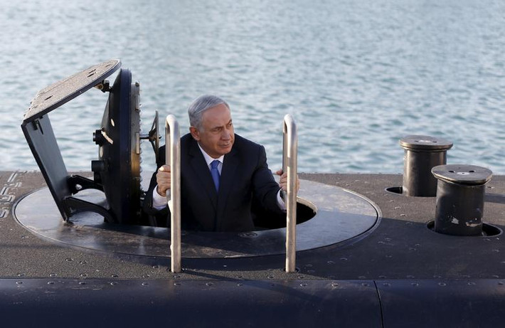 Ông Netanyahu chuẩn bị rời khỏi chiếc tàu ngầm Rahav sau khi nó đến cảng Haifa ngày 12/1/2016. Được biết, Rahav là chiếc tàu ngầm thứ 5 trong hạm đội của Hải quân Israel.