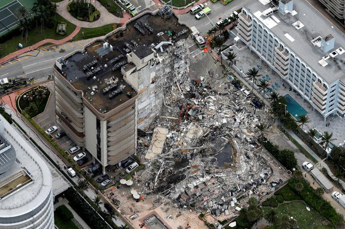 Ông Morabito cho biết thêm, các cột bê tông, dầm và tường trong nhà để xe của tòa nhà Champlain Towers South có nhiều vết nứt, bao gồm cả các khu vực bên dưới hồ bơi.