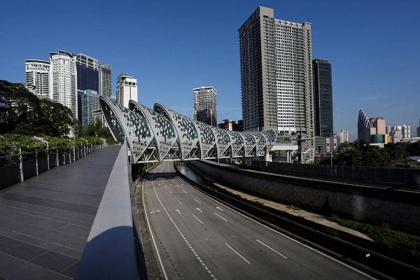 Những ngày này, đường phố ở Malaysia vắng vẻ lạ thường. Ảnh: Reuters.