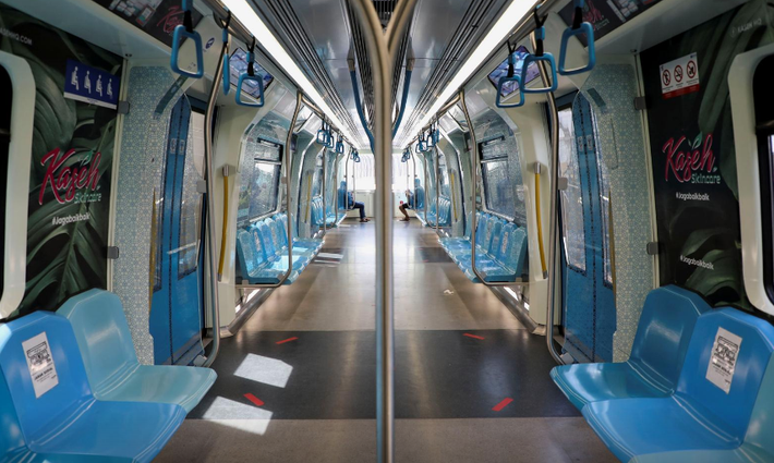 Một con tàu vắng khách khi người dân hạn chế ra đường trong đợt phong tỏa ở Kuala Lumpur vì dịch COVID-19 bùng phát. Ảnh: Reuters.