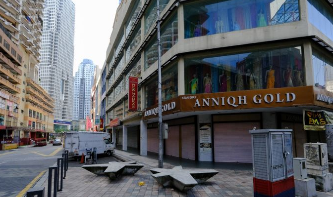 Các cửa hàng đóng cửa, đường phố vắng lặng ở Kuala Lumpur trong ngày đầu của đợt phong tỏa hôm 1/6. Ảnh: Bloomberg.