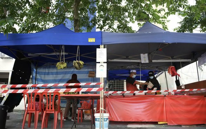 Mokhtar Seman bán đồ ăn bên lề đường ở Desa Rejang, Kuala Lumpur, nhưng chỉ được bán cho khách mang đi. Ảnh: Bernama.