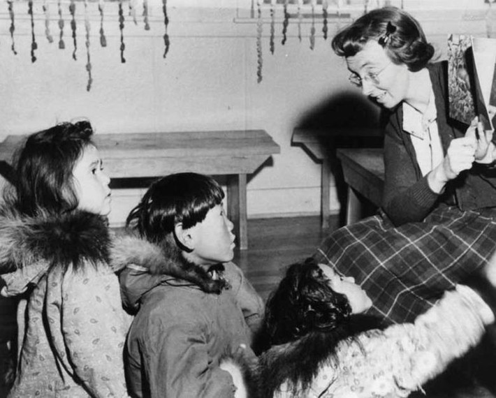 Một giáo viên đọc cho học sinh tại ngôi trường nội trú ở Aklavik, Canada, vào khoảng năm 1950.