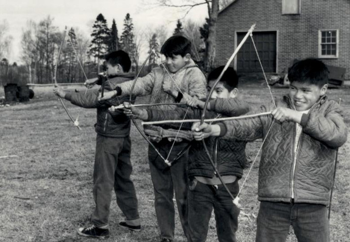 Học sinh theo học tại Trường nội trú Shingwauk Indian sử dụng cung tên thủ công ở Sault Ste. Marie, Ontario, vào năm 1960.