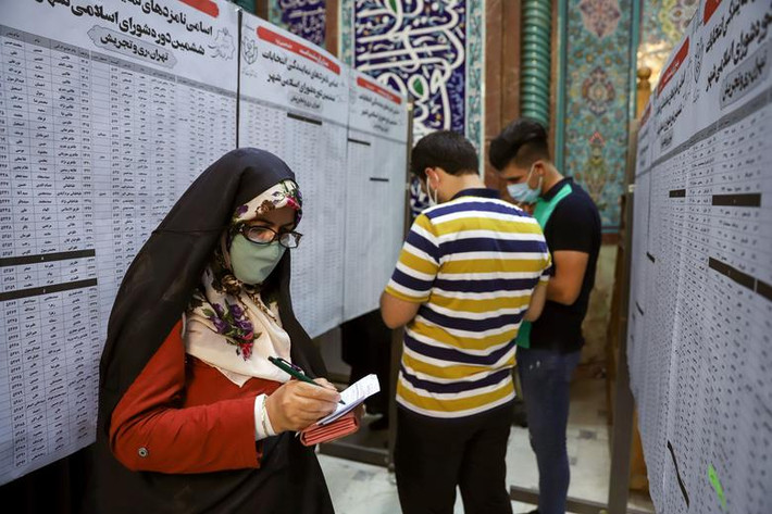 Người dân Iran kiểm tra tên của các ứng viên trong cuộc bỏ phiếu bầu Tổng thống hôm 18/6.
