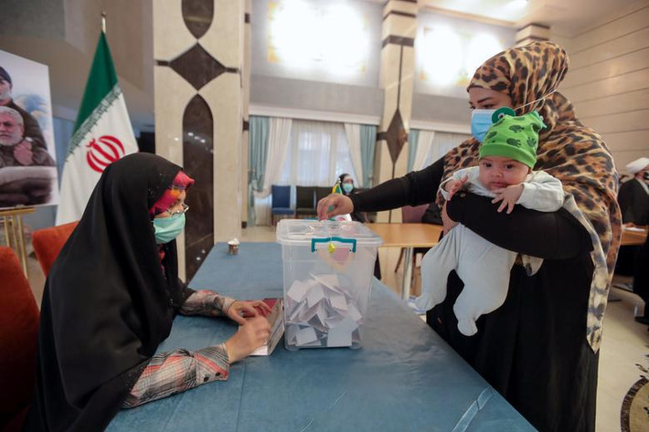 Một phụ nữ Iran bỏ phiếu bầu tại địa điểm bỏ phiếu đặt trong lãnh sự quán Iran ở Najaf (Iraq) ngày 18/6.