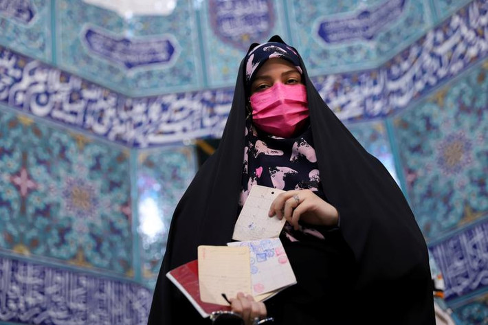 Một cử tri Iran vừa hoàn thành việc bỏ phiếu bầu tổng thống tại Tehran.