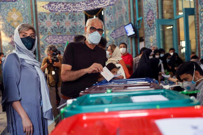 Các cử tri Iran tuân thủ việc đeo khẩu trang phòng dịch khi đi bỏ phiếu.