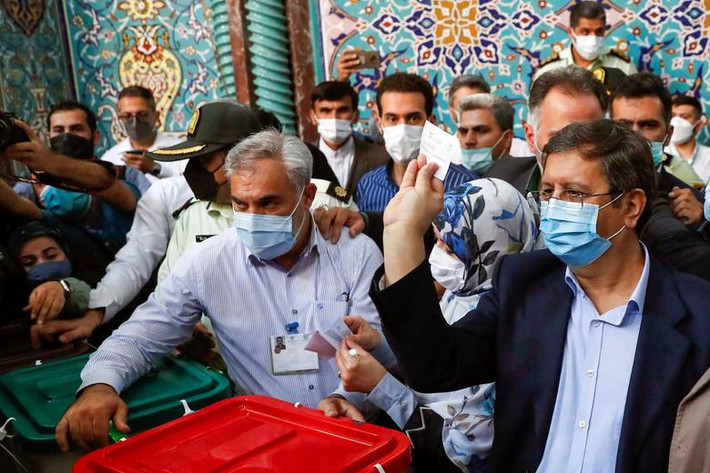 Ứng viên tổng thống Abdolnaser Hemmati bỏ phiếu tại điểm bỏ phiếu ở Tehran ngày 18/6.