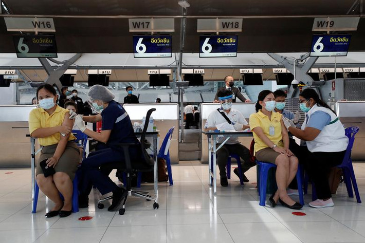 Mọi người được tiêm vắc xin tại sân bay Suvarnabhumi ở Bangkok, Thái Lan, ngày 28/4.