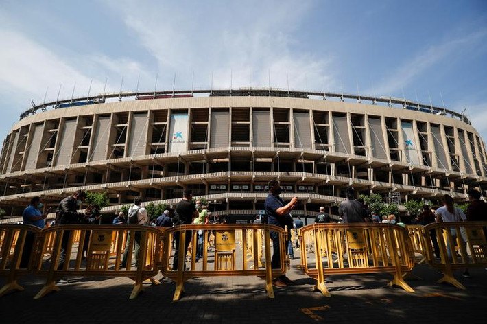 Mọi người xếp hàng phía trước sân vận động Camp Nou để chờ đến lượt tiêm vắc xin ngừa COVID-19 ở Barcelona, Tây Ban Nha, ngày 27/5.
