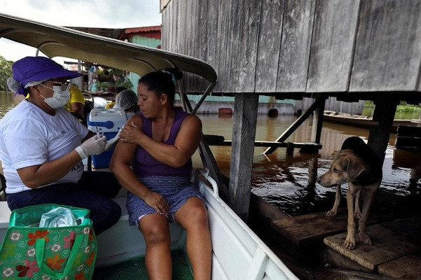 Marair Queiroz được tiêm vắc xin trên thuyền ở Anama, bang Amazonas, Brazil, ngày 14/5.